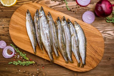 Gemide kurutulmuş beyaz balık var.