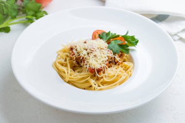 Peynirli ve domatesli makarna bolonez.