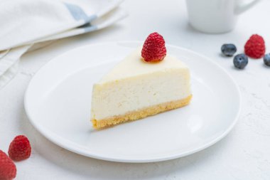 Ahududulu klasik cheesecake.