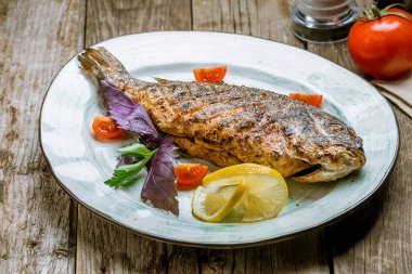 Izgarada hazırlanmış Dorado balığının yakın görüntüsü 