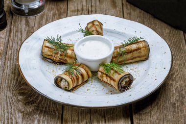 Fındıkla doldurulmuş patlıcan ruloları