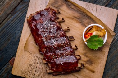 Barbekü domuz pirzolası, yakın çekim.