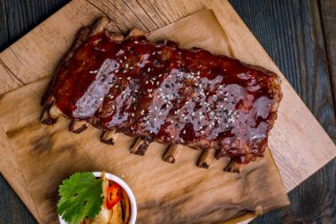 Barbekü domuz pirzolası, yakın çekim.