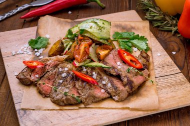 Lezzetli dilimlenmiş biftek, yakın çekim manzaralı.