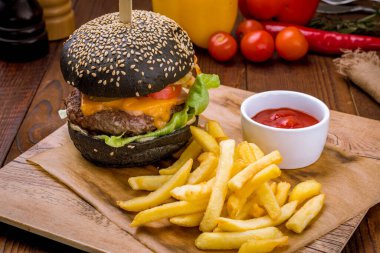 Etli siyah hamburger.