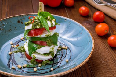 Mozzarella ve domatesli Caprese salatası