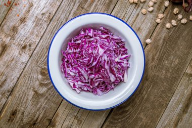 Ahşap arka planda kırmızı lahana salatası manzarası