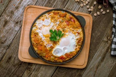 Shakshuka klasiği tahtada