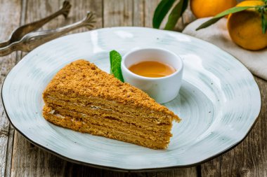 Bir parça ballı kek.