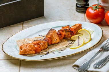 Izgarada pişmiş somon filetosu.