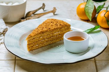 Bir parça ballı kek.