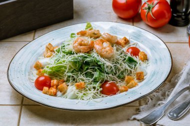 karidesli salata sezarı