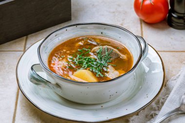 Lezzetli Asya çorbası shurpa kasesinde