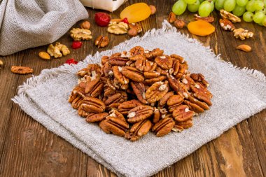 Ahşap arka planda soyulmuş ceviz