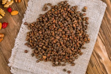 Soyulmamış kızarmış çam fıstığı.