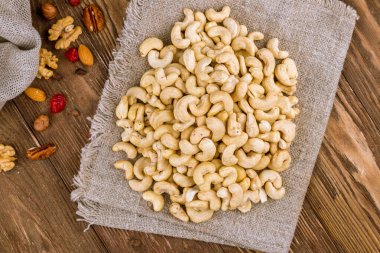 Tahta arka planda kaju fıstığı