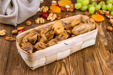 Ahşap arka planda kurumuş incirler.