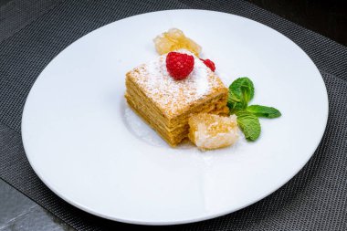 Bir parça ballı kek.