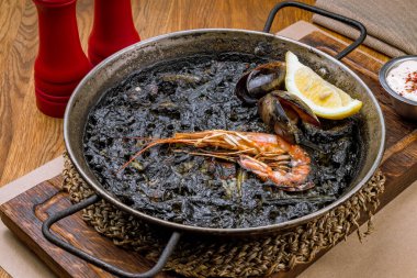 Deniz mahsullü siyah paella.