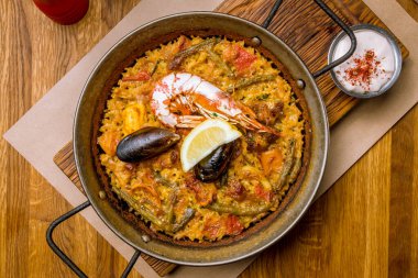 Deniz mahsullü paella, yakın çekim manzaralı.