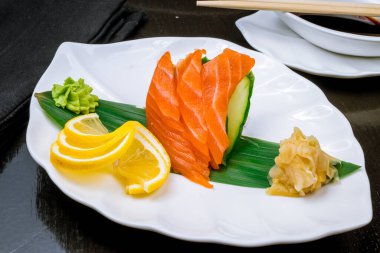 Tabakta Sashimi somonu