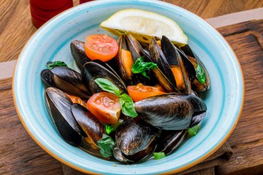 Şarap soslu midyeler.