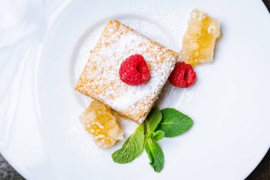 Bir parça ballı kek.