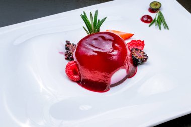 Çilek soslu panna cotta.
