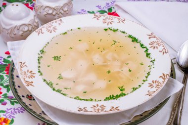 Tabakta tavuk çorbası.