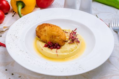 Tavuk Kiev pirzolası ve patates püresi.