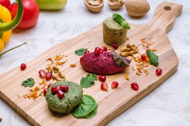 Ispanaklı Pkhali, tahtadan yapılmış geleneksel Gürcü yemeği.