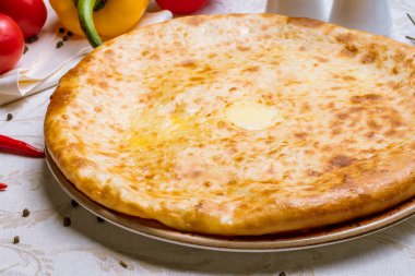 Peynirli khachapuri. yakın çekim görünümü