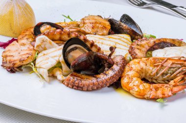 Tabakta kızartılmış deniz ürünleri.