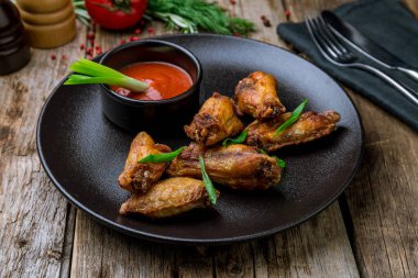 Siyah tabakta tavuk kanadı.