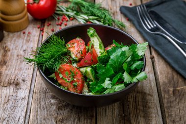 Domatesli ve salatalıklı sebze salatası