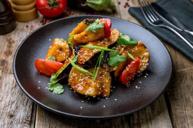 Domatesli kızarmış patlıcan ve ekşi soslu soğan. Çin kuzeni.