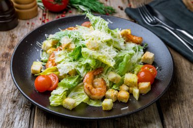 Siyah tabakta karidesli salata sezarı