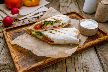 Tahtada tavukla yuvarlan Eski ahşap masada