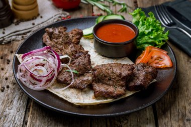 Siyah tabakta dana kebabı