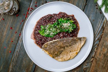 Izgarada hazırlanmış Dorado balığının yakın görüntüsü 