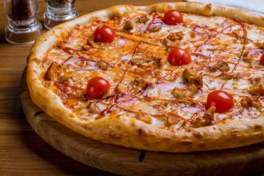 Et ve barbekü soslu pizza.