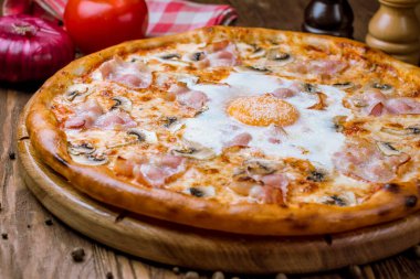 Pastırmalı Carbonara pizzası.