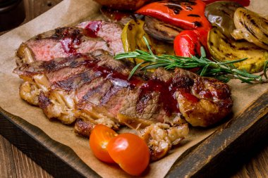 Lezzetli dilimlenmiş biftek, yakın çekim manzaralı.