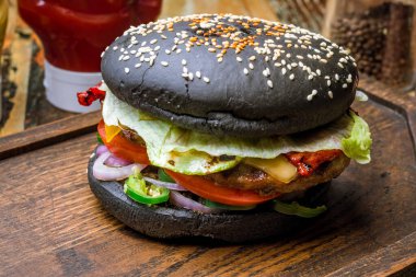 Etli siyah hamburger.