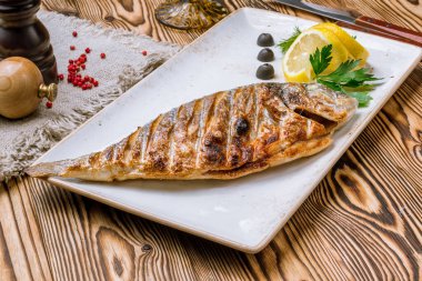 Izgarada hazırlanmış Dorado balığının yakın görüntüsü 