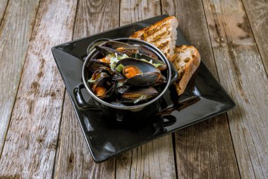 Şarap soslu midyeler.