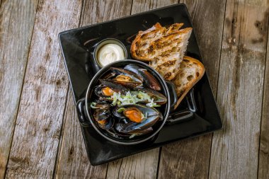 Şarap soslu midyeler.