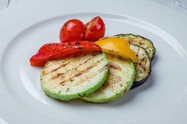 Tabakta ızgara sebzeler