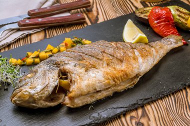 Izgarada hazırlanmış Dorado balığının yakın görüntüsü 