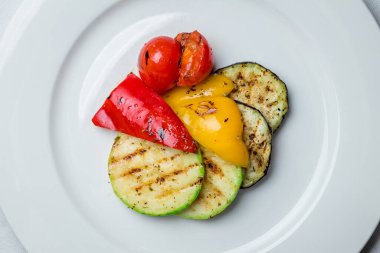 Tabakta ızgara sebzeler